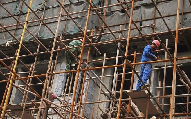 Usar barandillas al trabajar en altura