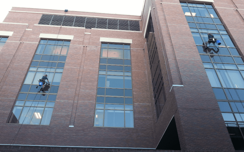 Características de las personas que realizan la limpieza de alturas