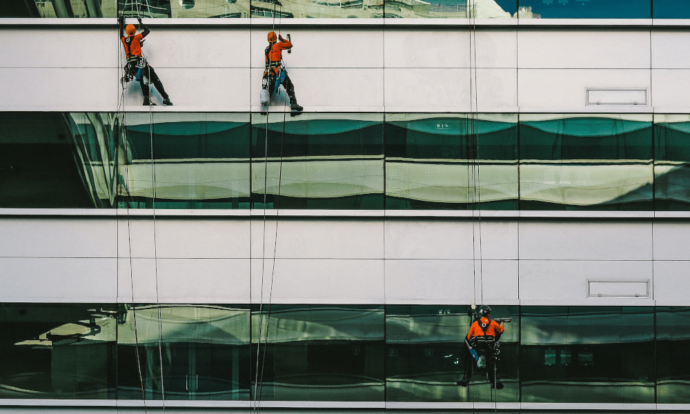 ¿Cómo realizar la limpieza de edificios en altura?