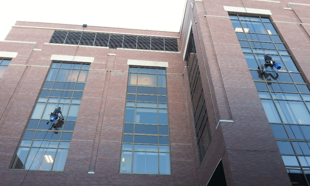 ¿Por qué es necesario realizar la limpieza de edificios en altura?