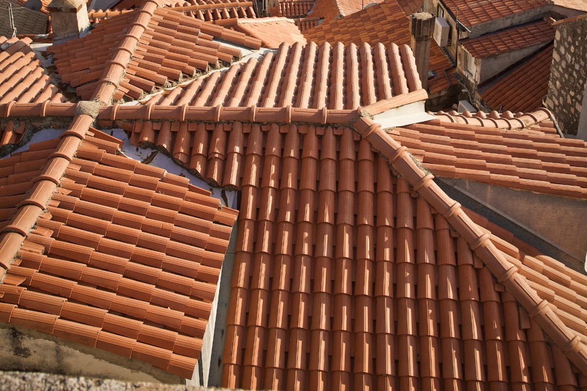 ¿Quieres conocer más sobre el panel sándwich en tejados? ¡Continúa leyendo!