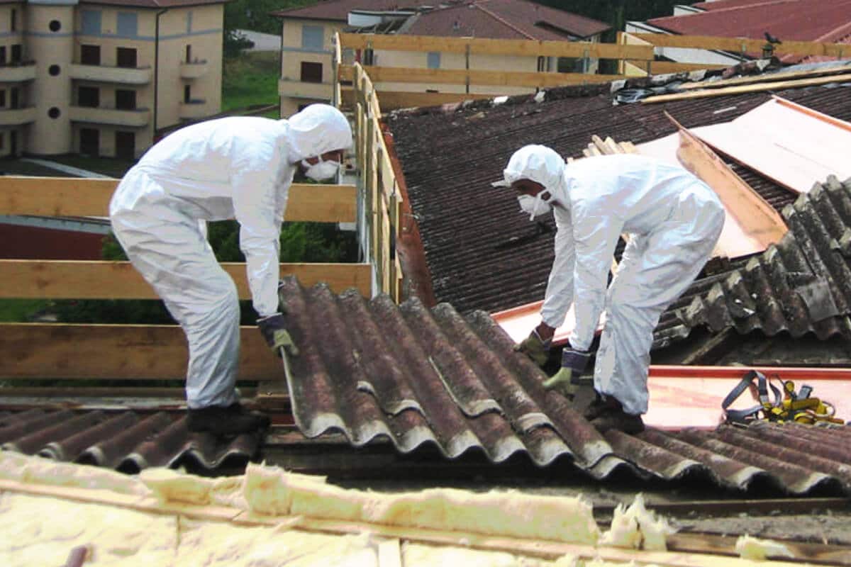 Peligros al retirar los tejados con amianto y fibrocemento
