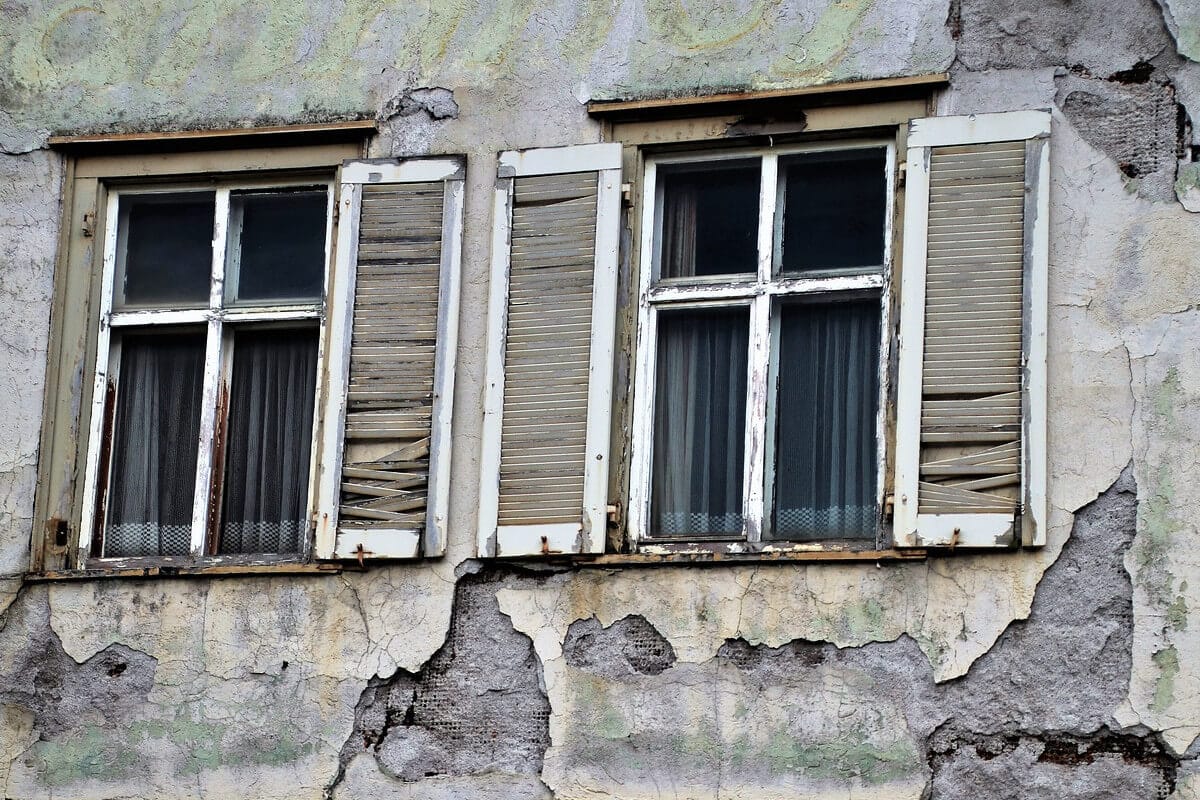 ¿Qué son las grietas en una fachada monocapa?