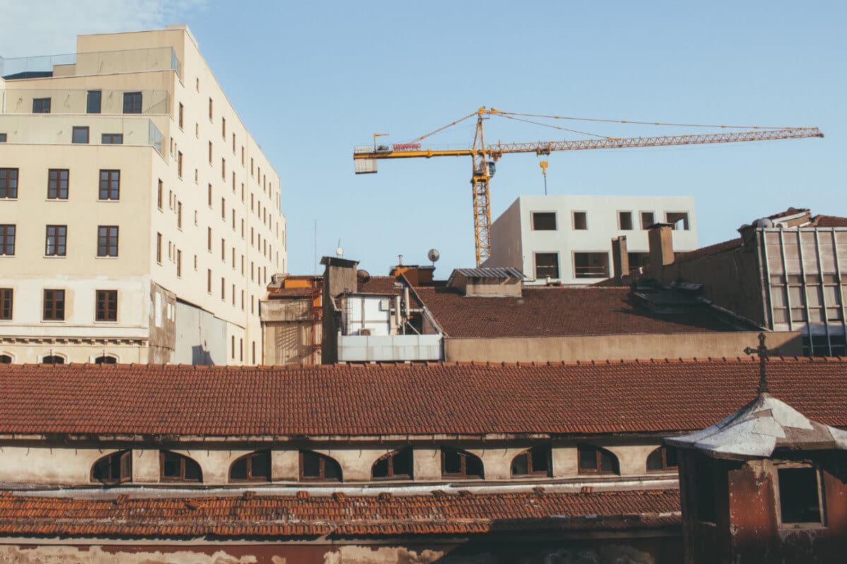 ¿Cuáles son los riesgos al no realizar el mantenimiento y reparación de los tejados?