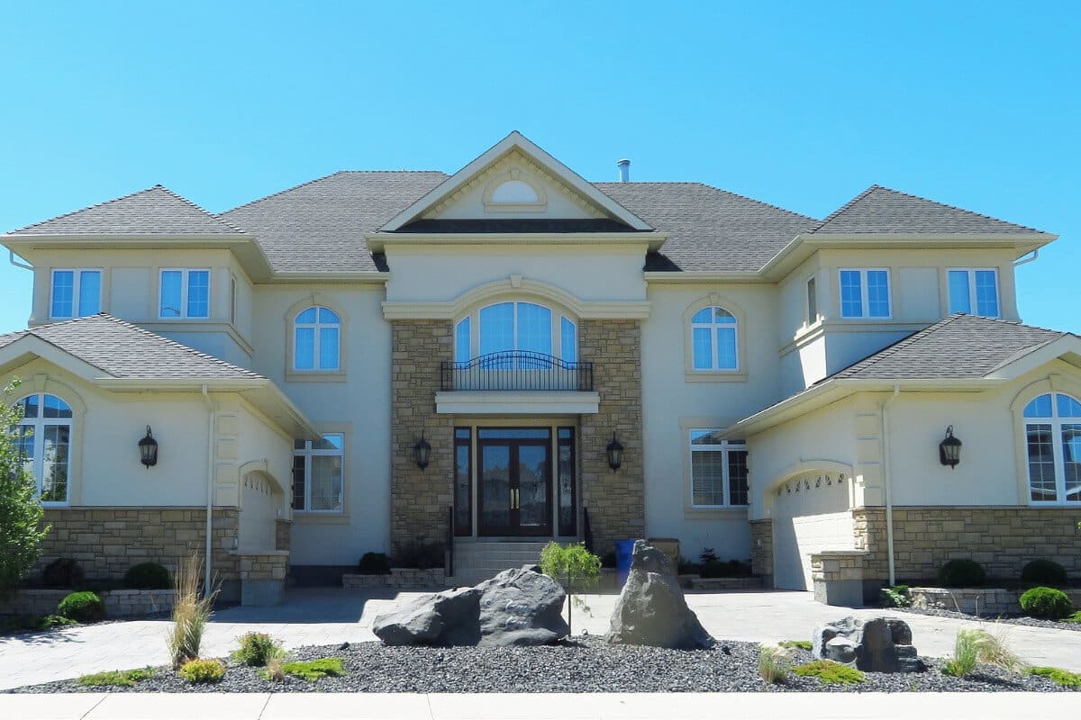 ¿Qué otros tipos de revestimientos se pueden utilizar en las fachadas?