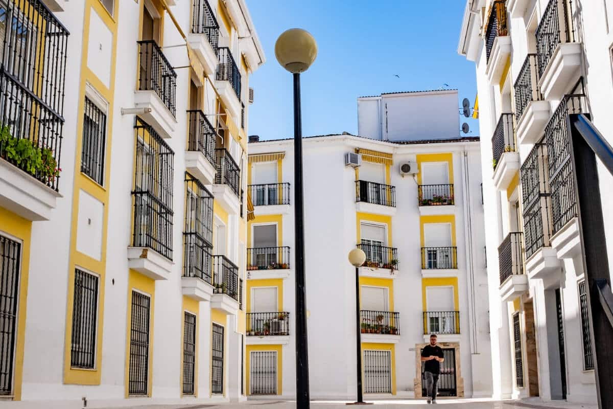 Renovar, un problema que sitúa las fachadas en peligro de extinción