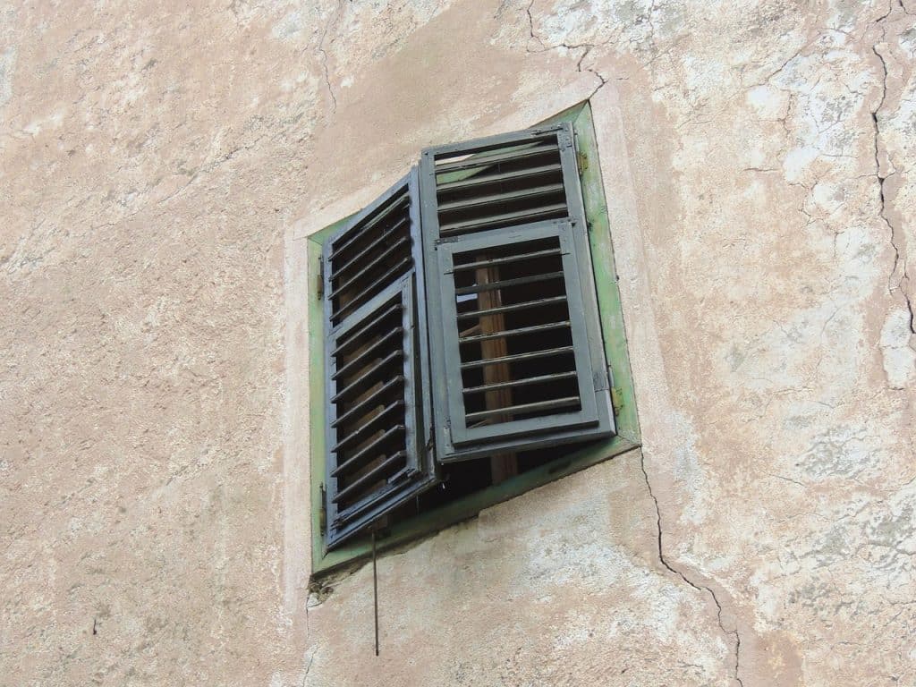 Proceso de reparación grietas fachada Madrid