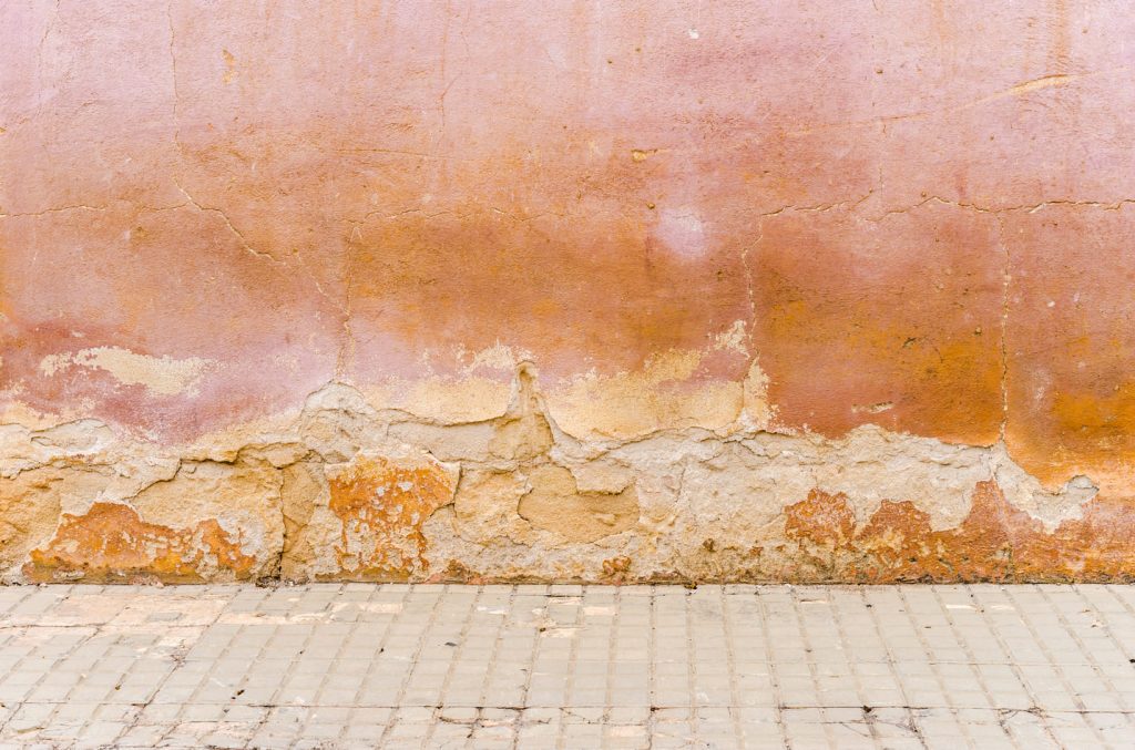 cómo se manifiestan las humedades en fachadas