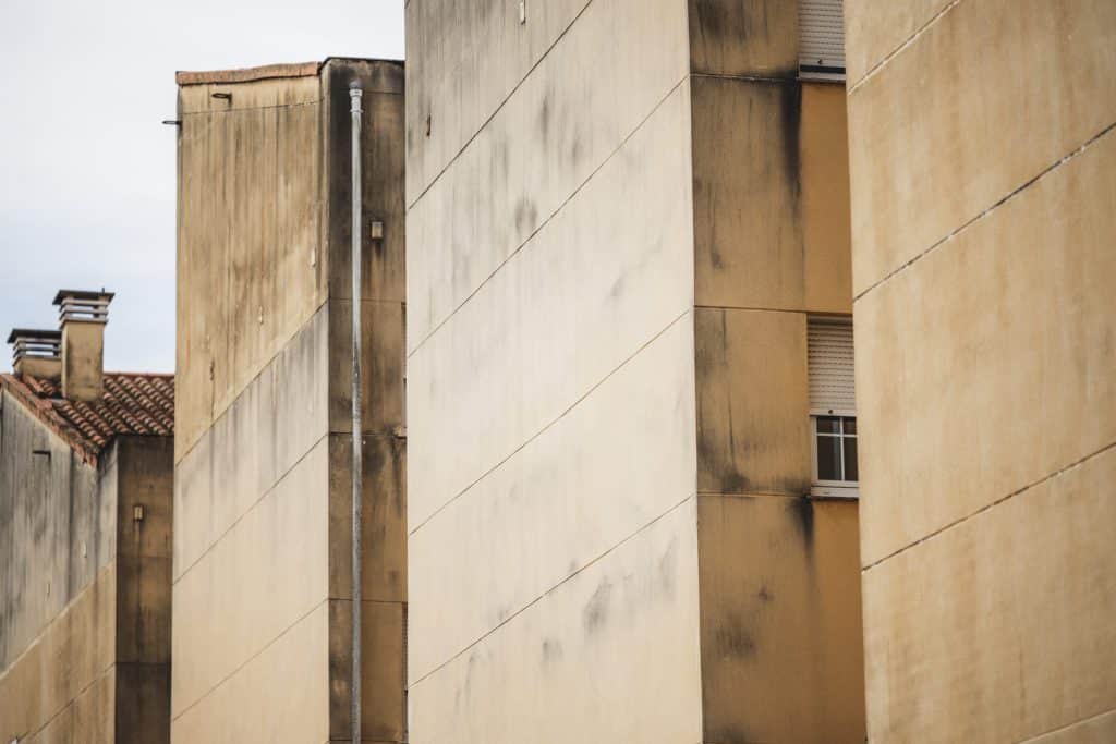 señales habituales de filtraciones en un edificio